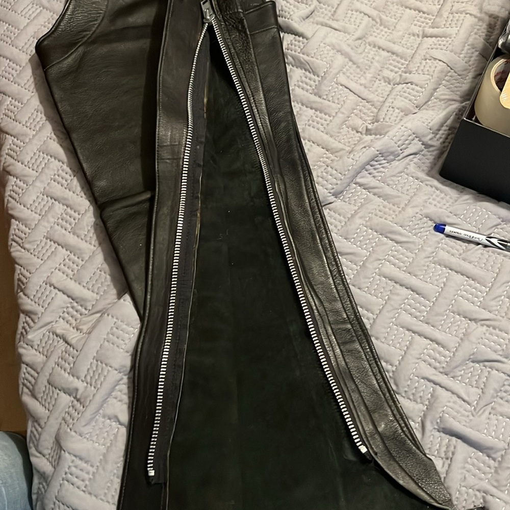 R2) Leather Chaps - Picture 8 of 10